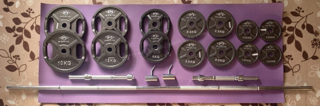 モリヤのバーベルセットの内容物を床に並べた状態