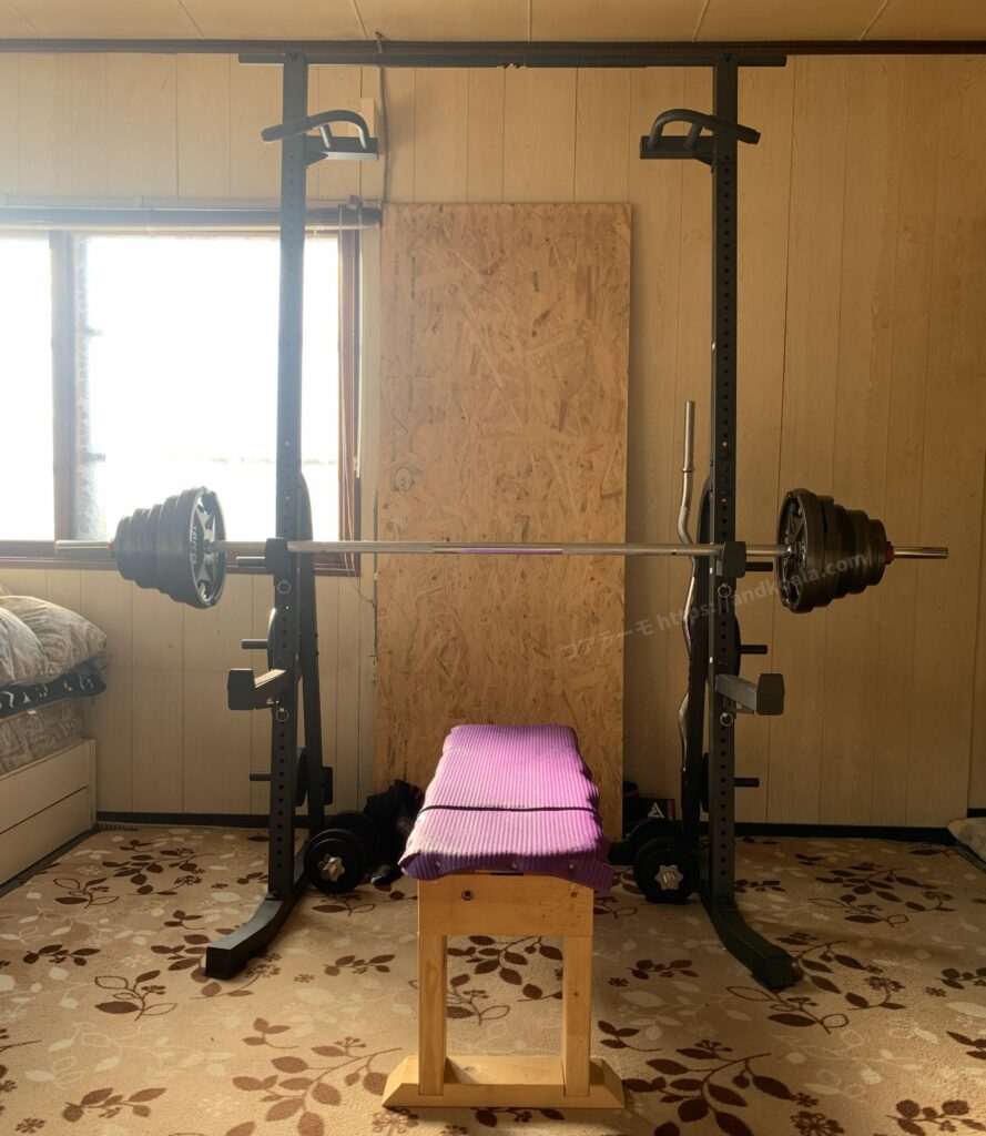 モリヤのバーベルセットを自宅の部屋でラックにセットした状態