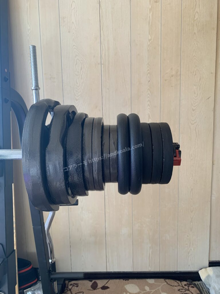 モリヤのバーベルシャフトに手持ちのプレートを最大限装着した状態（総重量106kg）